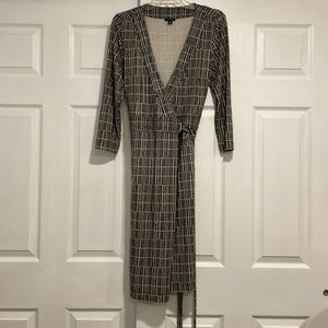 ✨ANN TAYLOR Wrap Dress in Black and Cream Size 10